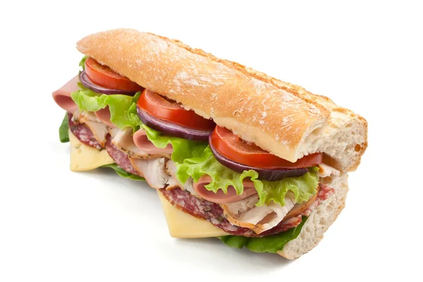 Hälften av långa välsmakande subway baguette smörgås — Stockfoto