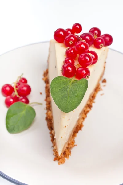 Tarta de queso con moras rojas y hojas de menta — Foto de Stock