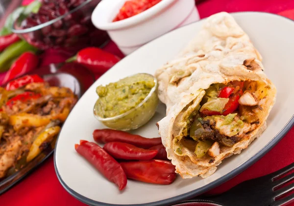 Mexikansk kyckling och biff fajitas — Stockfoto