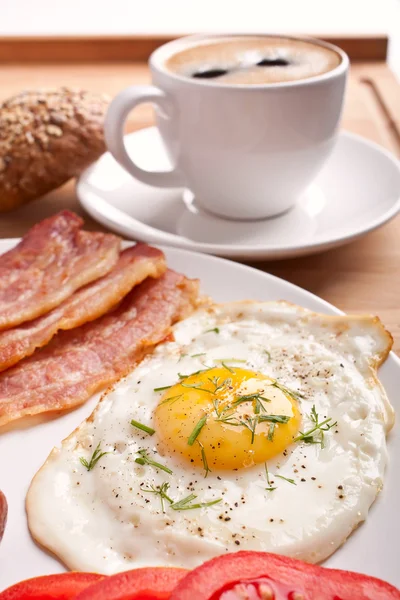 Desayuno clásico con huevo frito, salchichas, tocino y café — Foto de Stock