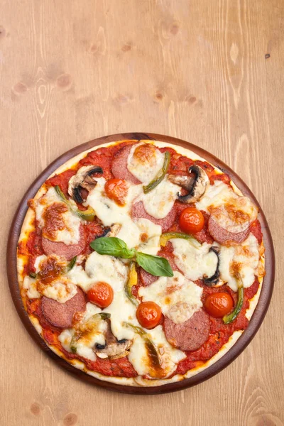 Pizza salami, grzybów i warzyw — Zdjęcie stockowe