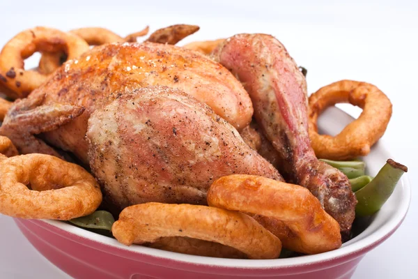 Csirke zöld bab és a hagymakarikákkal — Stock Fotó