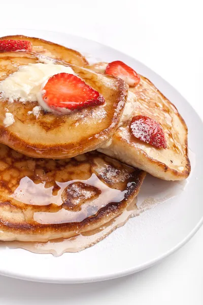 Tortitas con jarabe de arce, mantequilla derretida y fresas — Foto de Stock