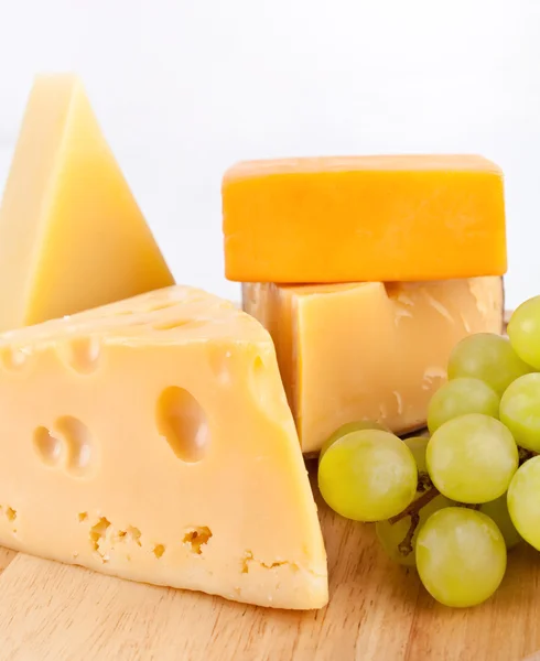 Cheese with grapes — Stock Photo, Image