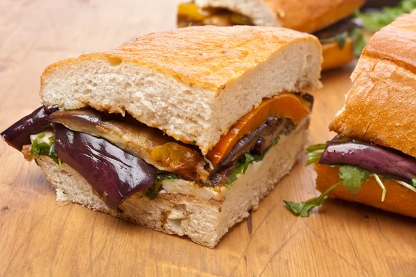 Pressade aubergine och paprika smörgås — Stockfoto