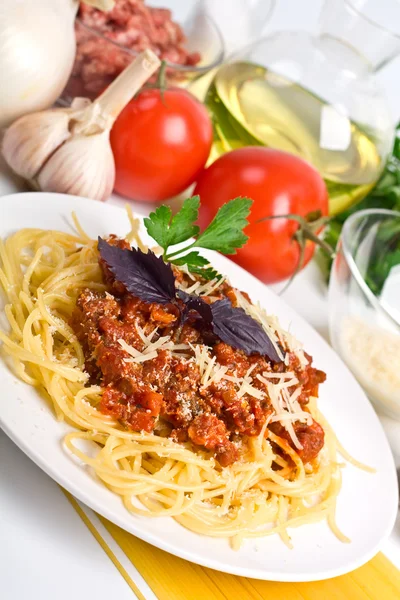 Spaghetti bolognese with raw ingredients — Stock Photo, Image