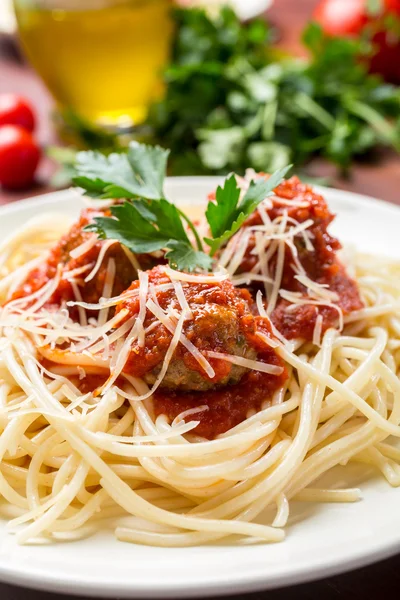 Espaguetis con albóndigas en salsa de tomate — Foto de Stock