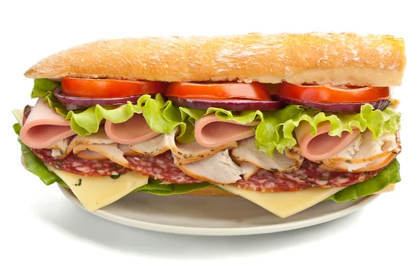 Hälften av långa välsmakande subway baguette smörgås — Stockfoto