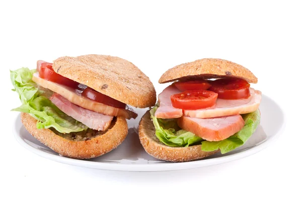 白いプレート上の 2 つの健康的なサンドイッチ — ストック写真