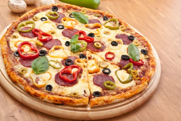Pizza mit Zutaten — Stockfoto