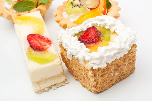 Grupo de tartas de frutas sobre un fondo blanco — Foto de Stock