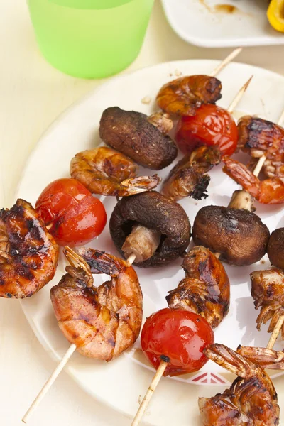 Tomatoes, mushrooms and king prawn kebabs — Stock Photo, Image