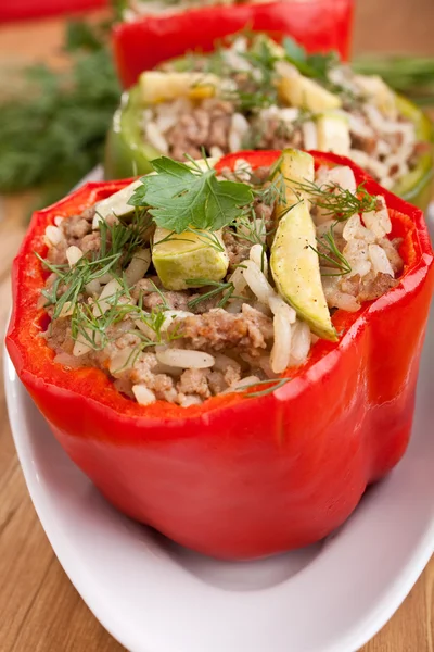 Pimientos rellenos en un plato — Foto de Stock