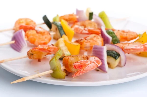 Vegetable and shrimp kebabs — Stock Photo, Image
