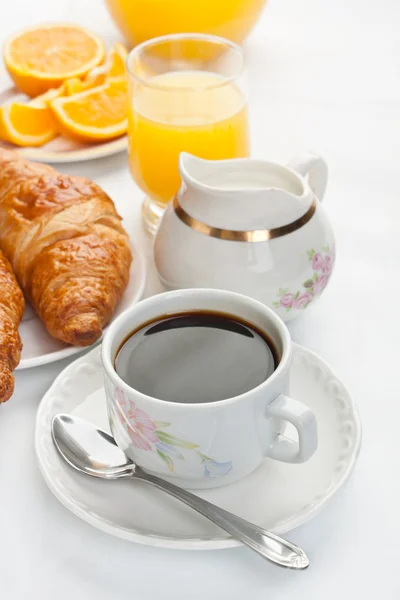 早餐加咖啡和羊角面包 — 图库照片