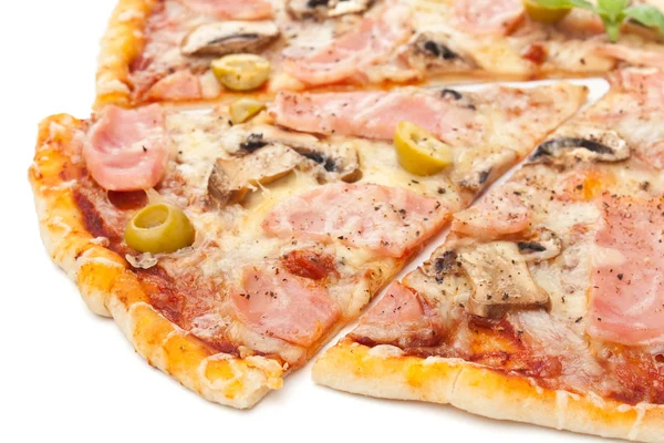 Pizza med skinka och champinjoner — Stockfoto