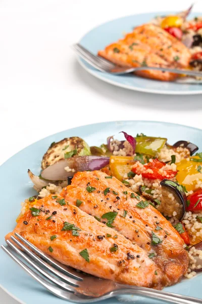 Trucha con verduras asadas y cuscús — Foto de Stock