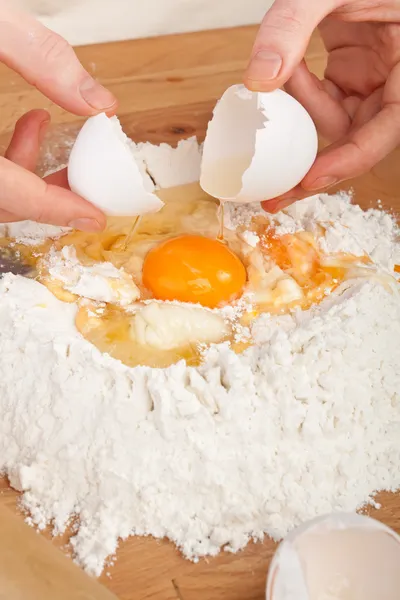 Breken van de eieren voor het deeg — Stockfoto