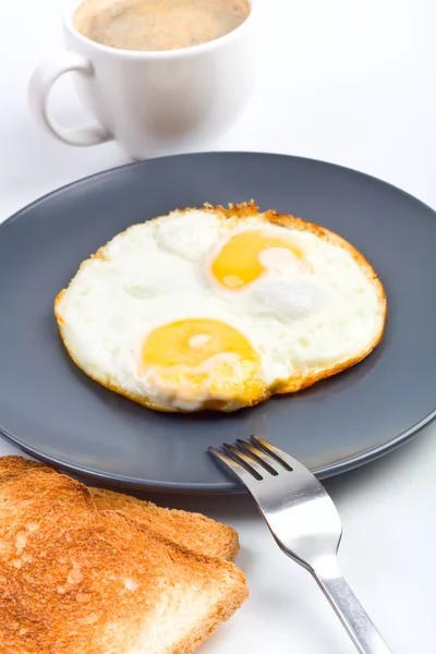 Gebakken eieren, koffie en toast — Stockfoto