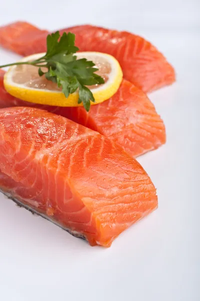 Tres piezas de salmón sobre fondo blanco — Foto de Stock