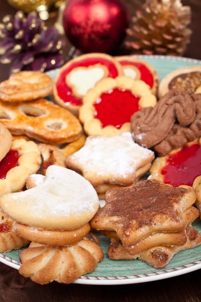さまざまなクリスマスのクッキーの山 — ストック写真