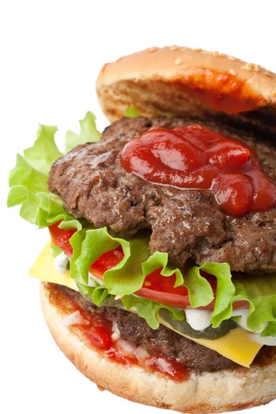 Большой вкусный чизбургер — стоковое фото