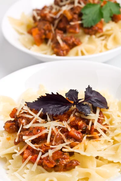 Två portioner spaghetti bolognese — Stockfoto