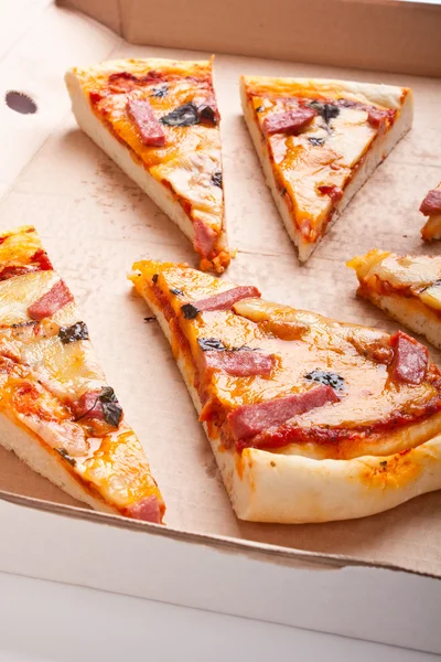 Pizza tagliata a fette in una scatola di pizza — Foto Stock