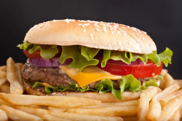 Großer leckerer Cheeseburger — Stockfoto