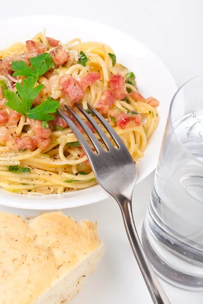 Servering av traditionella spaghetti carbonara — Stockfoto