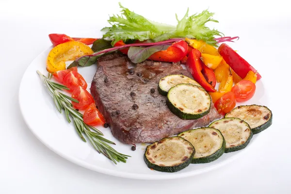Nabídka roštěná steak se zeleninou — Stock fotografie
