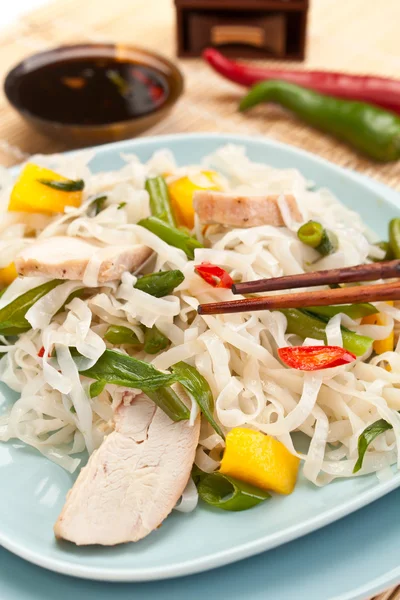 Warm noodle chicken salad — Stock Photo, Image