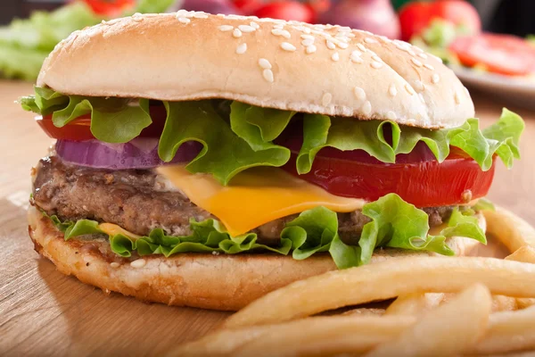 Hamburguesa con queso y papas fritas con ingredientes —  Fotos de Stock