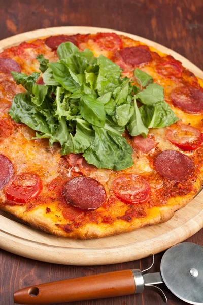 Sliced pepperoni, ham and mushrooms pizza — Stock Photo, Image