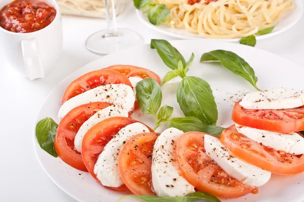 Traditionele Italiaanse caprese salade — Stockfoto