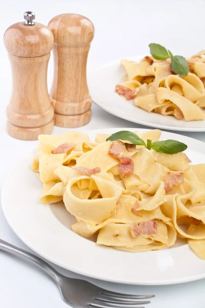 Dwie porcje domowy makaron Carbonara — Zdjęcie stockowe