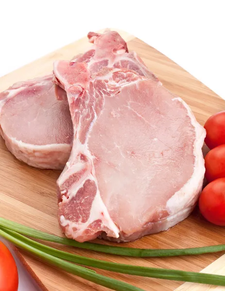 Chuletas de cerdo crudas con verduras — Foto de Stock