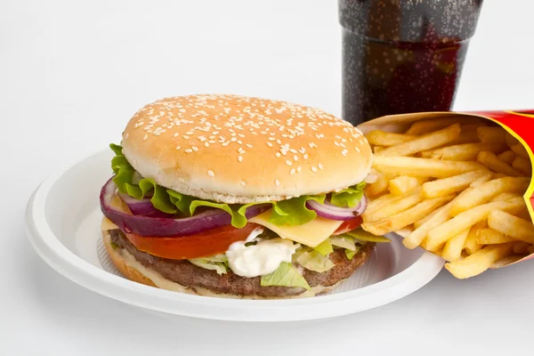 Cheeseburger, patatine fritte e cola su sfondo bianco — Foto Stock