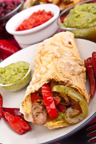 Mexikanische Hühner- und Rindfleisch-Fajitas — Stockfoto