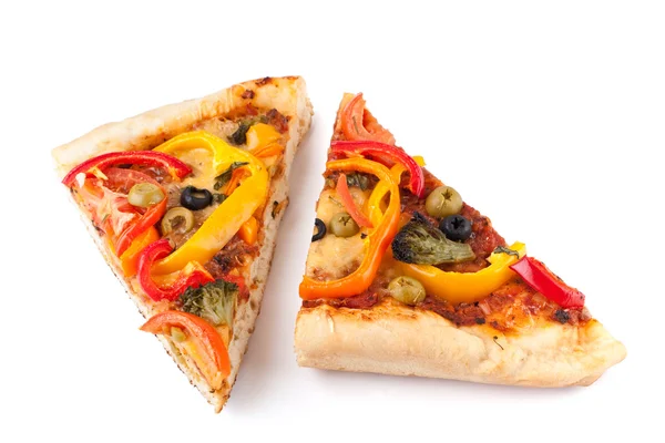Два кусочка овощной пиццы — стоковое фото