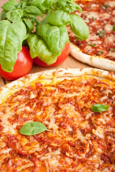 Paar pizza's en ingrediënten — Stockfoto