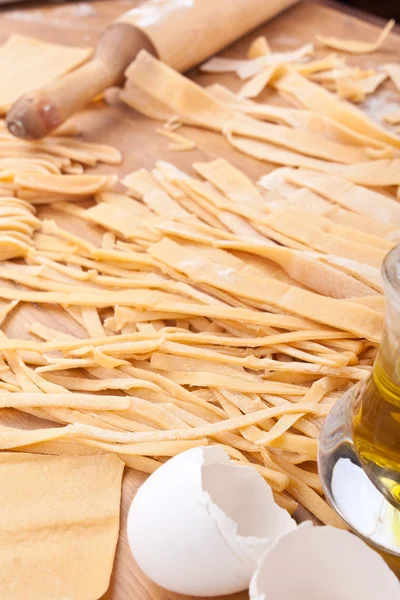 Pastas caseras de huevo sin cocer — Foto de Stock