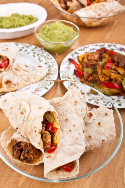 Mexikansk kyckling och biff fajitas — Stockfoto