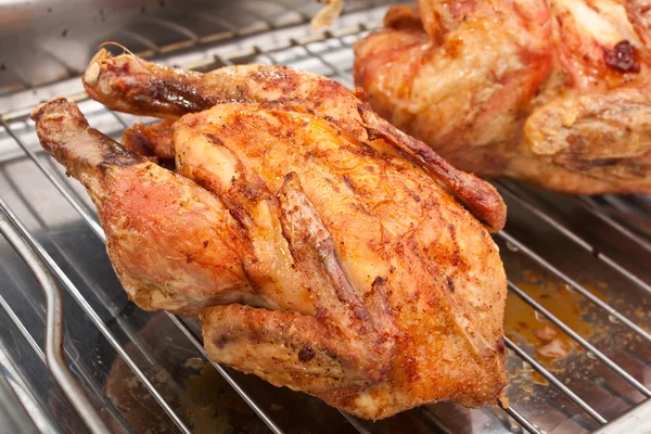 Two whole roasted chickens — Stock Photo, Image