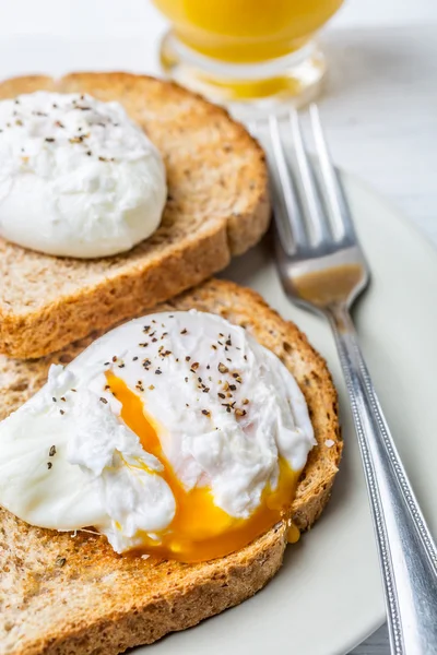 Pocherade ägg på fullkorn bröd rostat bröd — Stockfoto