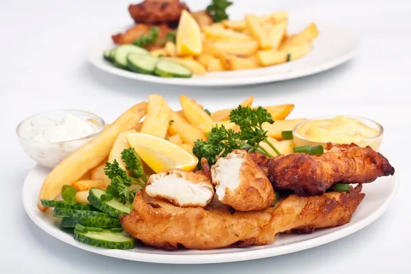 Dos porciones de pescado y patatas fritas — Foto de Stock