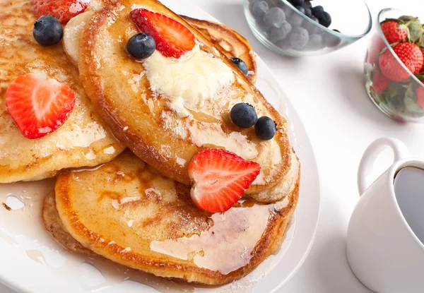 Pancakes with syrup and fruit — Stock Photo, Image