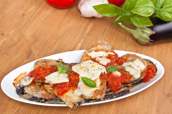 Gebakken aubergine met tomatensaus, mozzarella en ingrediënten — Stockfoto