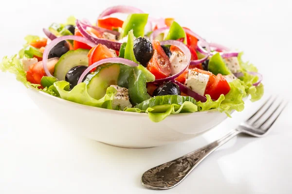 Schüssel mit gesundem griechischem Salat — Stockfoto