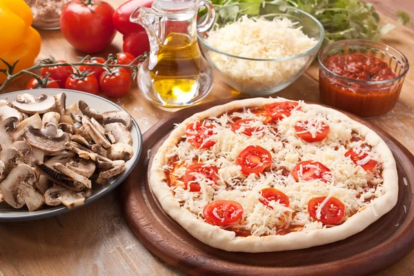 Raw margarita pizza — Stock Photo, Image